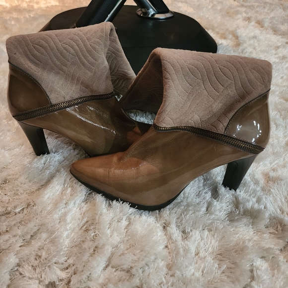 Bought this boot in a store named PRAVDA. No box to check the brand. - Picture 3 of 5